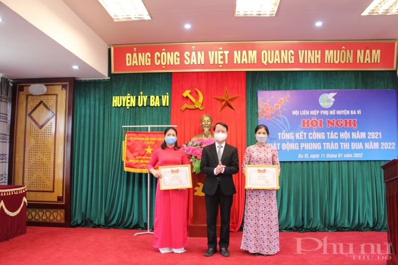 Đồng chí Phùng Tân Nhị, Phó Bí thư Thường trực, Chủ tịch HĐND huyện đã trao tặng