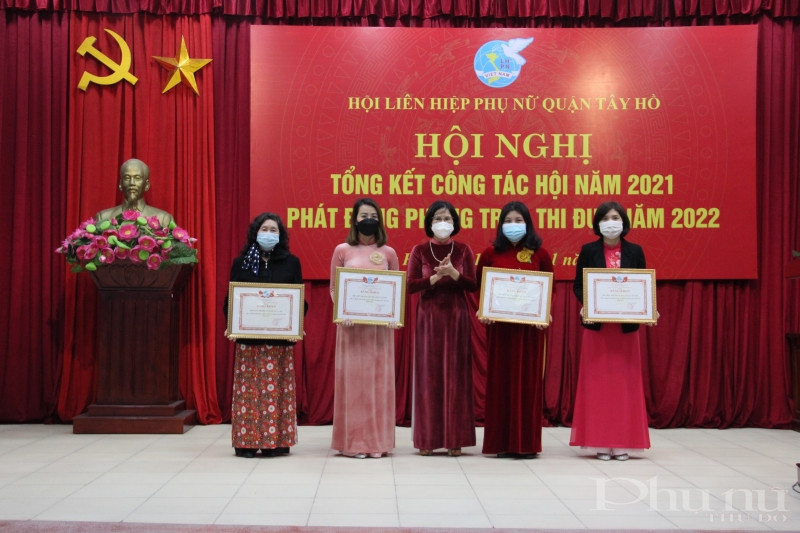Các tập thể được nhận Bằng khen của Hội LHPN Việt Nam vì có thành tích xuất sắc trong hoạt động hội năm 2021.