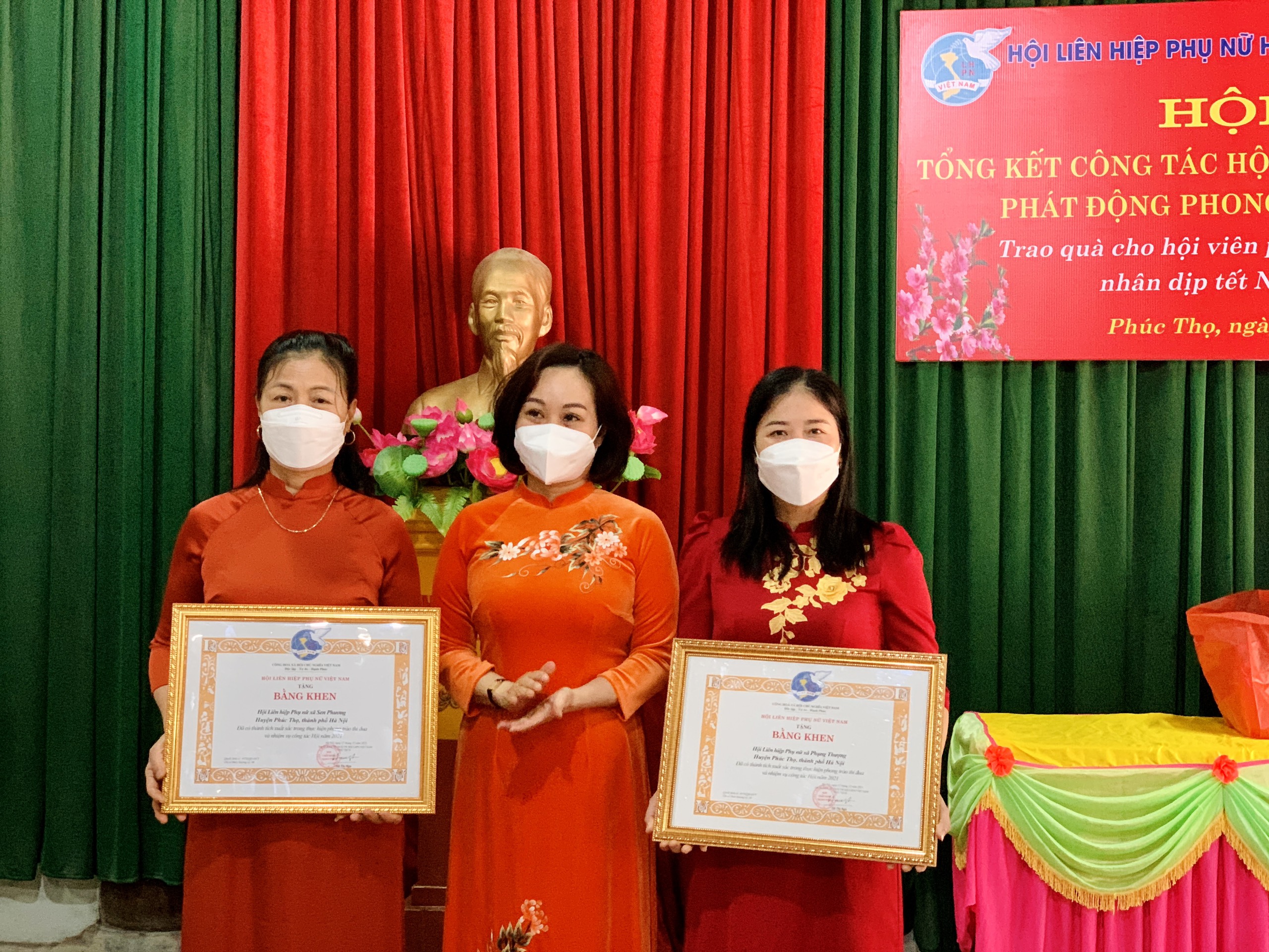 Lãnh đạo Hội LHPN TP Hà Nội và huyện Phúc Thọ tằng bằng khen cho các tập thể, cá nhân có thành tích xuất sắc trong công tác phụ nữ năm 2021