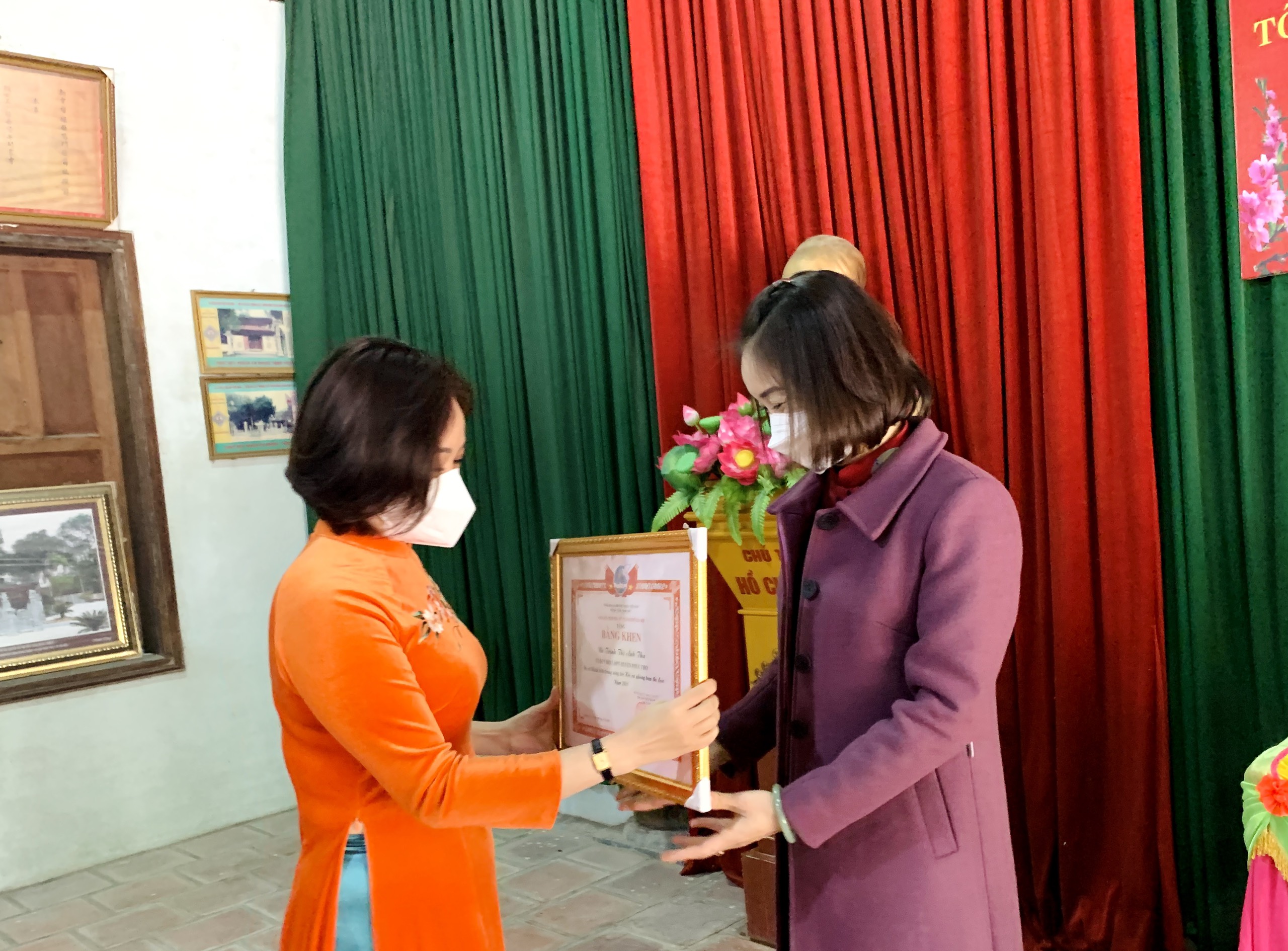Đồng chí Phạm Thanh Hương tặng bằng khen cho cá nhân có nhiều thành tích xuất sắc trong công tác Hội Phụ nữ năm 2021