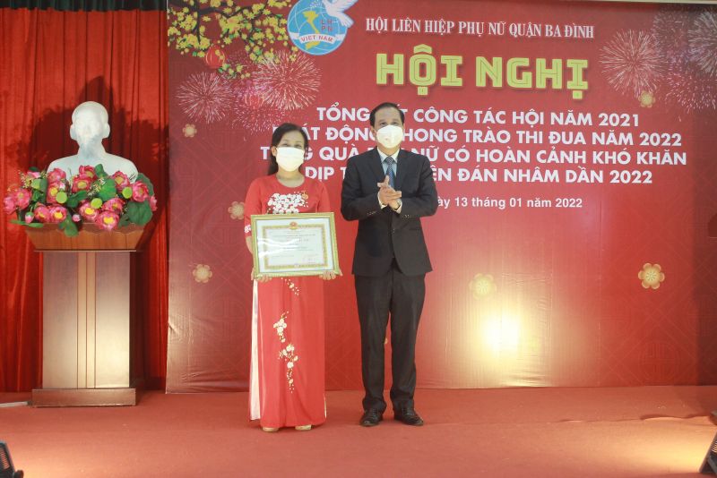 Đồng chí Nguyễn Công Thành-Phó Bí thư Quận ủy, Chủ tịch  HĐND quận Ba Đình trao danh hiệu Người tốt việc tốt năm 2021 của UBND Thành phố cho hội viên phụ nữ  quận Ba Đình