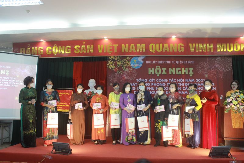 Hội LHPN quận Ba Đình tặng quà Tết cho đại diện một số hội viên phụ nữ khó khăn trên địa bàn