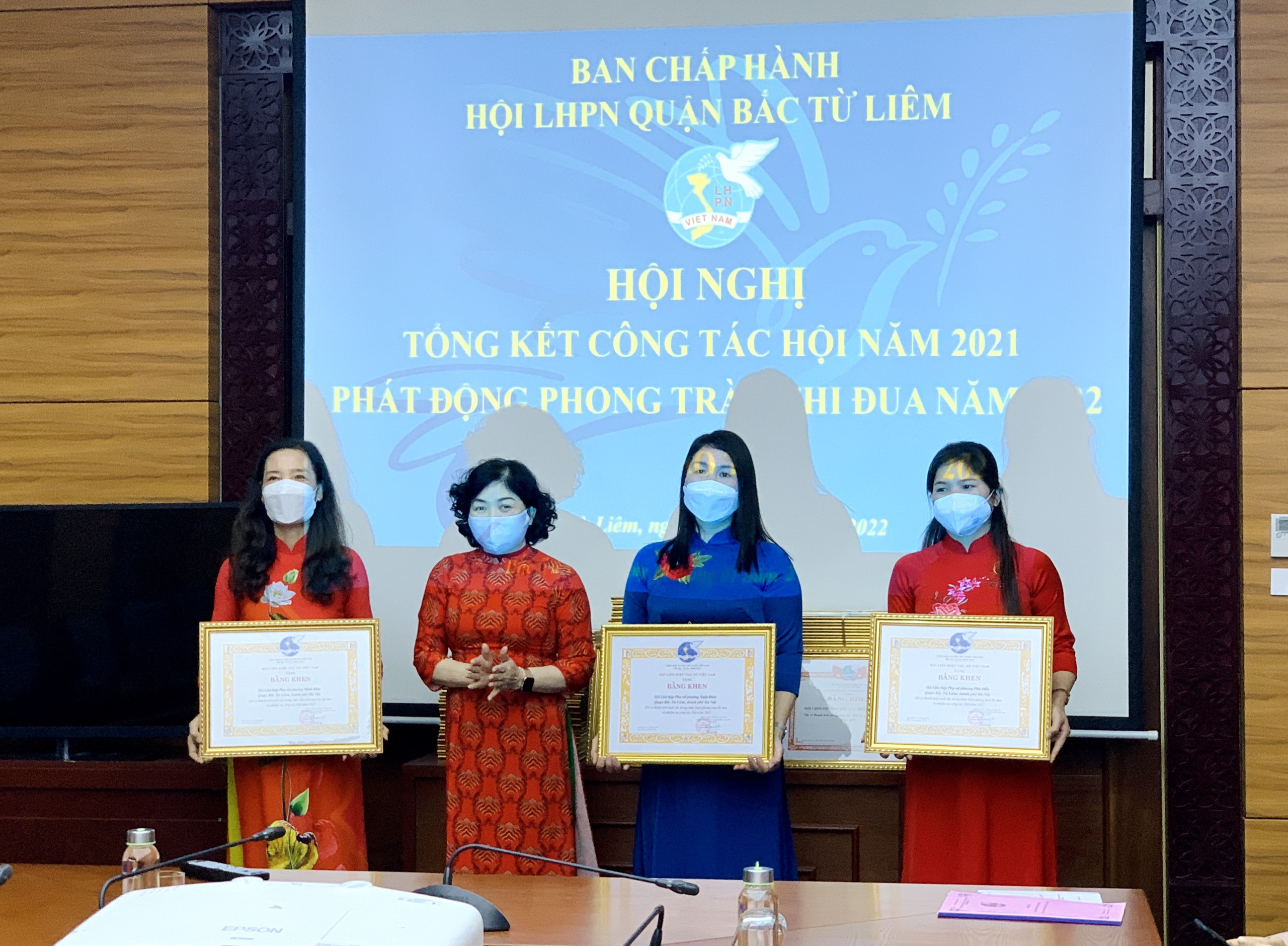 Lãnh đạo Hội LHPN TP Hà Nội và Quận Hội tặng bằng khen cho các tập thể và cá nhân đạt thành tích xuất sắc trong công tác Hội