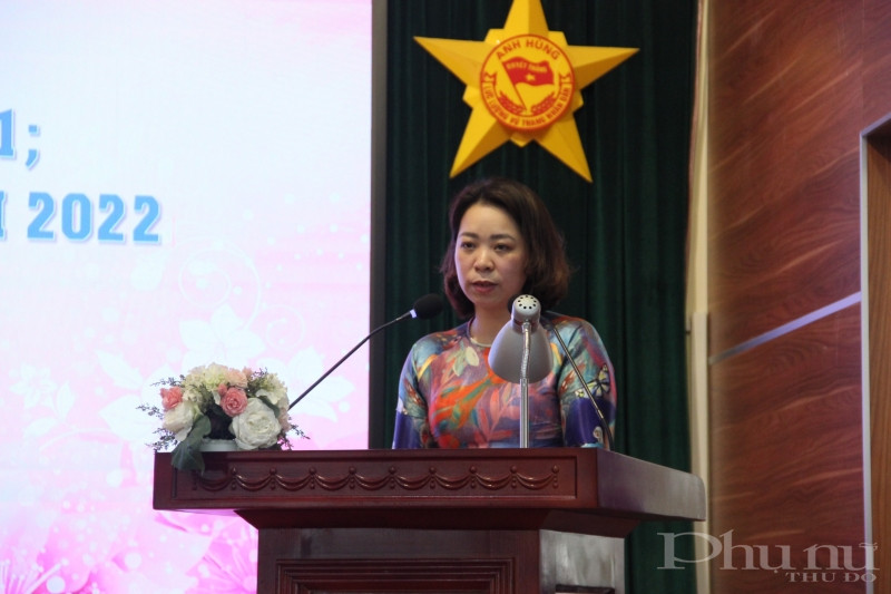 Đồng chí Công Thị Tuyết Lan - Chủ tịch Hội LHPN phường Phú Thượng báo cáo tại hội nghị về kết quả đạt được của Hôi LHPN phường năm 2021.