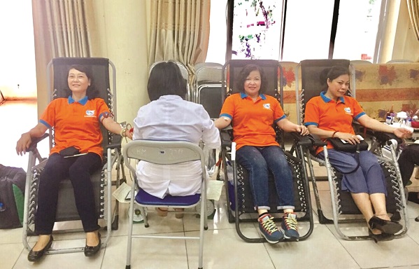 Chị Phạm Thị Cúc Tú (người thứ 2 từ phải sang) tham gia hiến máu tình nguyện