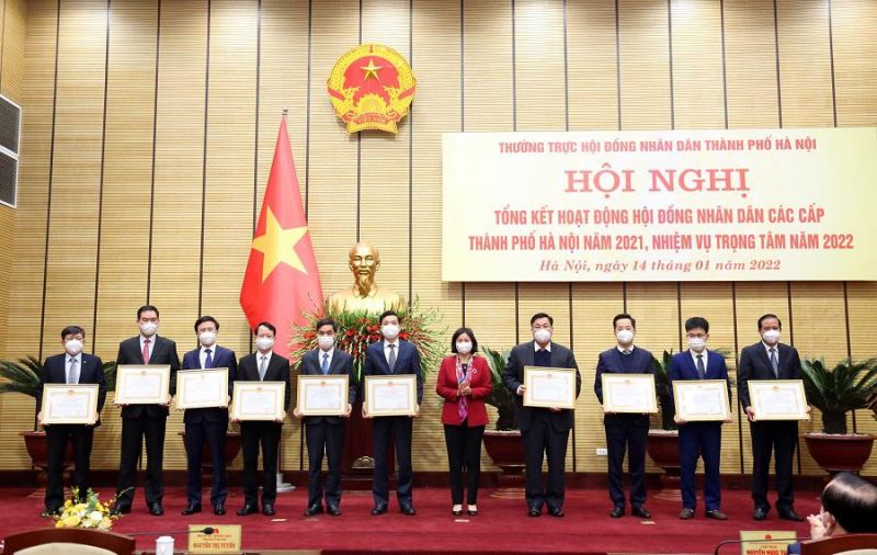 Phó Bí thư Thường trực Thành ủy Hà Nội Nguyễn Thị Tuyến trao Bằng khen của UBND TP cho các tập thể