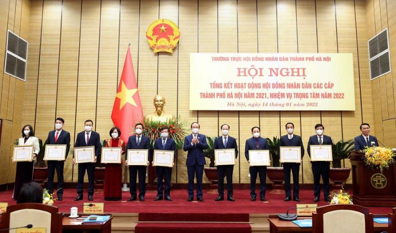 Chủ tịch HĐND TP Hà Nội Nguyễn Ngọc Tuấn trao Bằng khen của UBND TP cho các tập thể