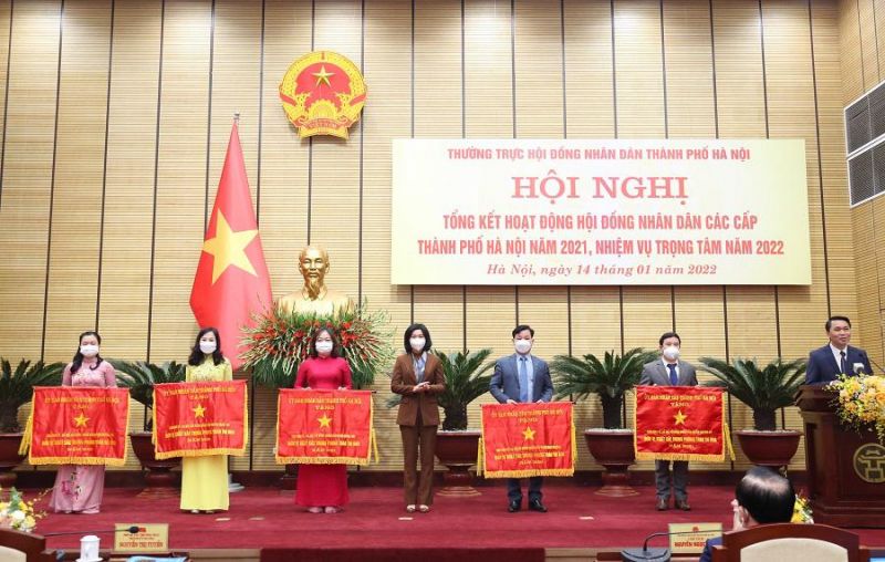 Phó Chủ tịch Thường trực HĐND TP Hà Nội Phùng Thị Hồng Hà trao Cờ Thi đua của TP cho các tập thể