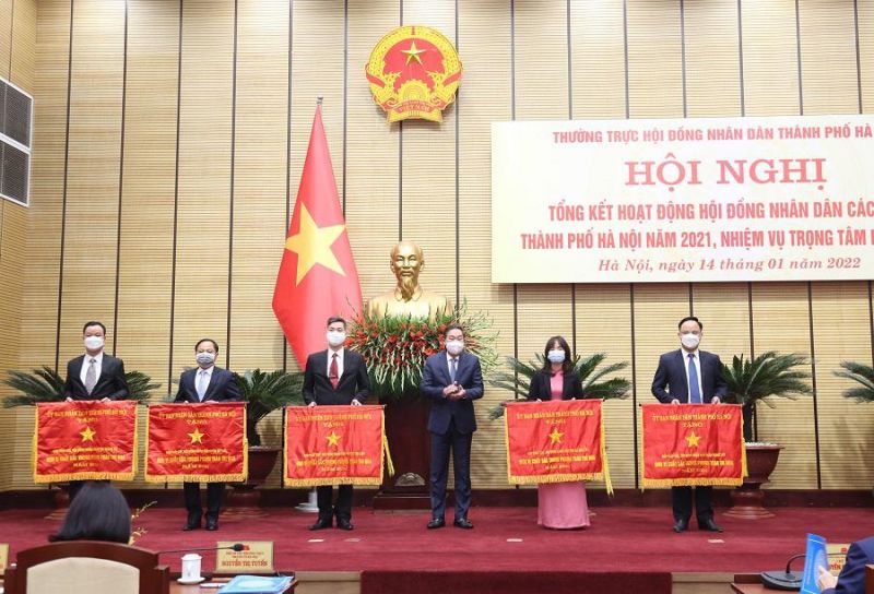 Phó Chủ tịch Thường trực UBND TP Hà Nội Lê Hồng Sơn trao Cờ Thi đua của TP cho các tập thể