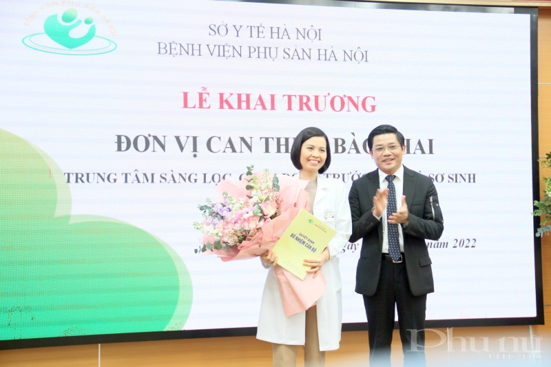 PGS.TS Nguyễn Duy Ánh trao quyết định bổ nhiệm chức danh phụ trách trung tâm cho TS.BS CKI Nguyễn Thị Sim.
