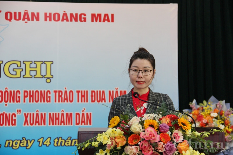 Phó Chủ tịch Hội LHPN quận Hoàng Mai Nguyễn Mai Anh thông tin kết quả hoạt dộng Hội năm 2021.