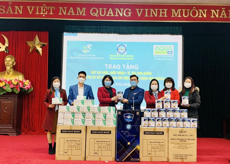 Lãnh đạo Hội LHPN huyện Thanh Trì đón nhận quà hỗ trợ phụ nữ phòng, chống Covid-19 từ Hội LHPN TP Hà Nội và Công ty Aqua Việt Nam