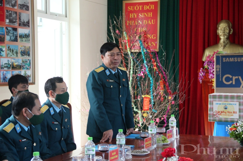 Đại tá Nguyễn Văn Đấy hỏi han, động viên và quán triệt tinh thần vui xuân mới không quên nhiệm vụ tới cán bộ, chiên sĩ.