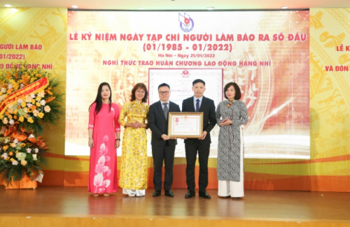 Tạp chí Người Làm Báo đón nhận Huân chương Lao động hạng Nhì