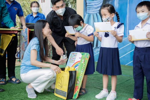 Cận Tết, Hoa hậu Thùy Tiên trao tặng khu vui chơi cho trẻ em tại Củ Chi