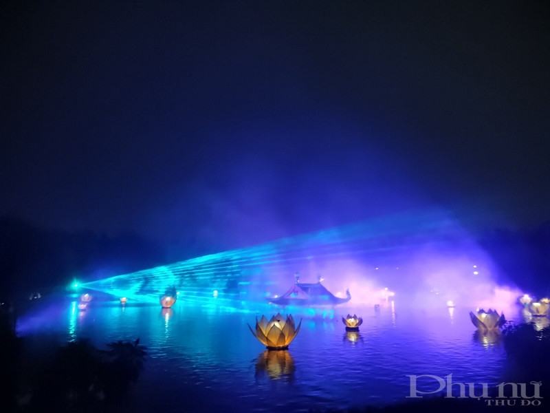 Chương trình biểu diễn nghệ thuật thực cảnh “Tinh hoa Bắc Bộ” được dàn dựng công phu với nhiều tiết mục đặc sắc mang đậm nét dân gian truyền thống.