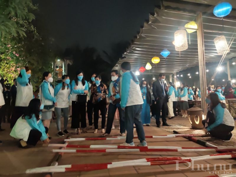 Các đại biểu tham gia nhảy sạp
