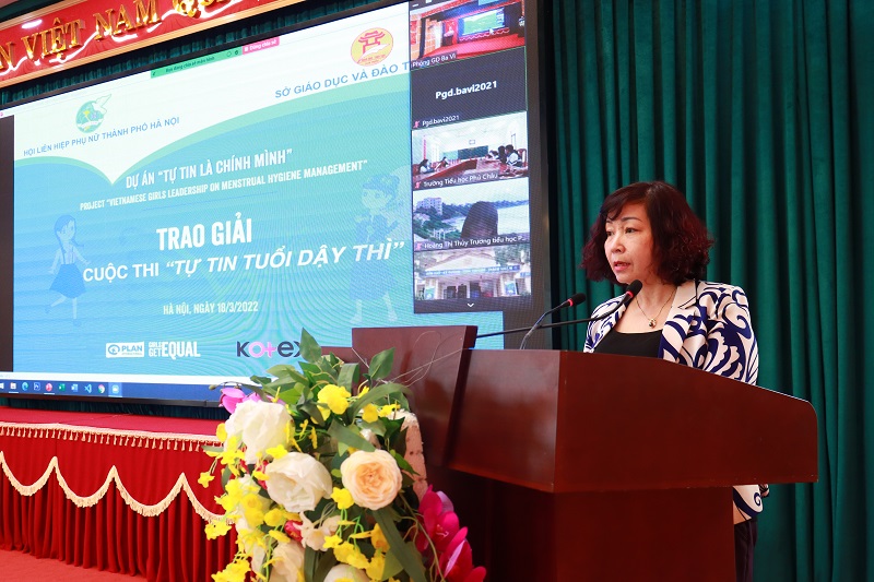 Bà Lê Thị Thiên Hương, Phó Chủ tịch Hội LHPN Hà Nội, trưởng ban Quản lý dự án “Tự tin là chính mình” thành phố Hà Nội phát biểu tại Chương trình trao giải